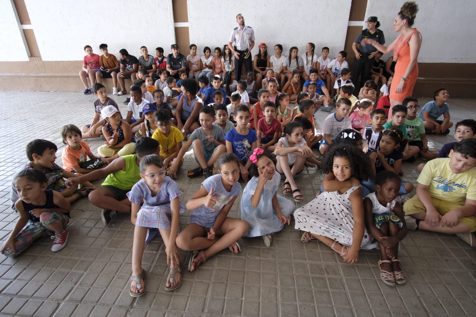 Este proyecto socioeducativo, lúdico y cultural se desarrolla en el colegio Juan Ramón Jiménez. En él los menores disfrutan de actividades culturales, excursiones, piscina, juegos, dinámicas y otras propuestas orientadas al disfrute y bienestar en los días de verano, y al desarrollo de sus habilidades y de valores cívicos y sociales.