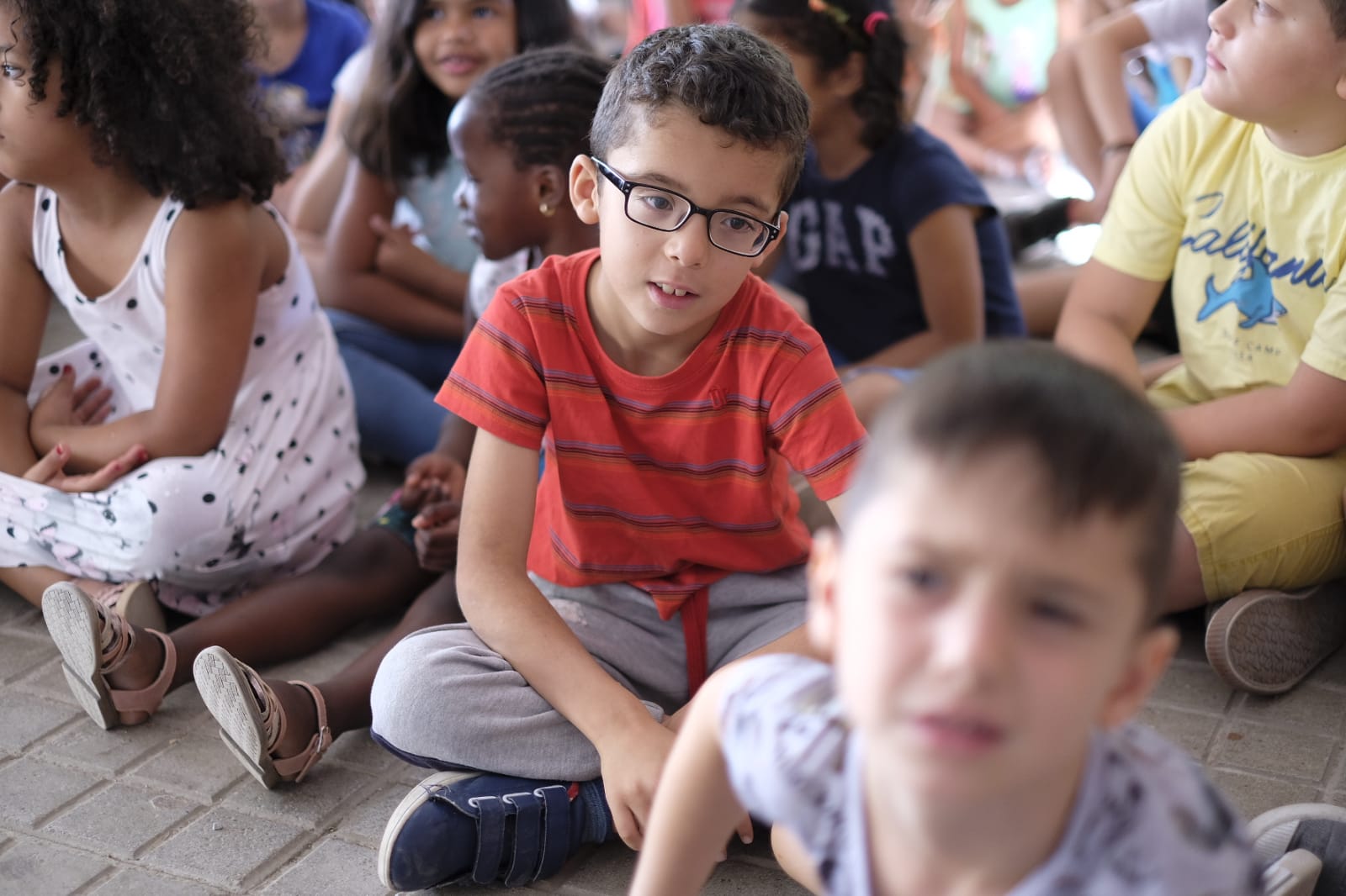 Este proyecto socioeducativo, lúdico y cultural se desarrolla en el colegio Juan Ramón Jiménez. En él los menores disfrutan de actividades culturales, excursiones, piscina, juegos, dinámicas y otras propuestas orientadas al disfrute y bienestar en los días de verano, y al desarrollo de sus habilidades y de valores cívicos y sociales.