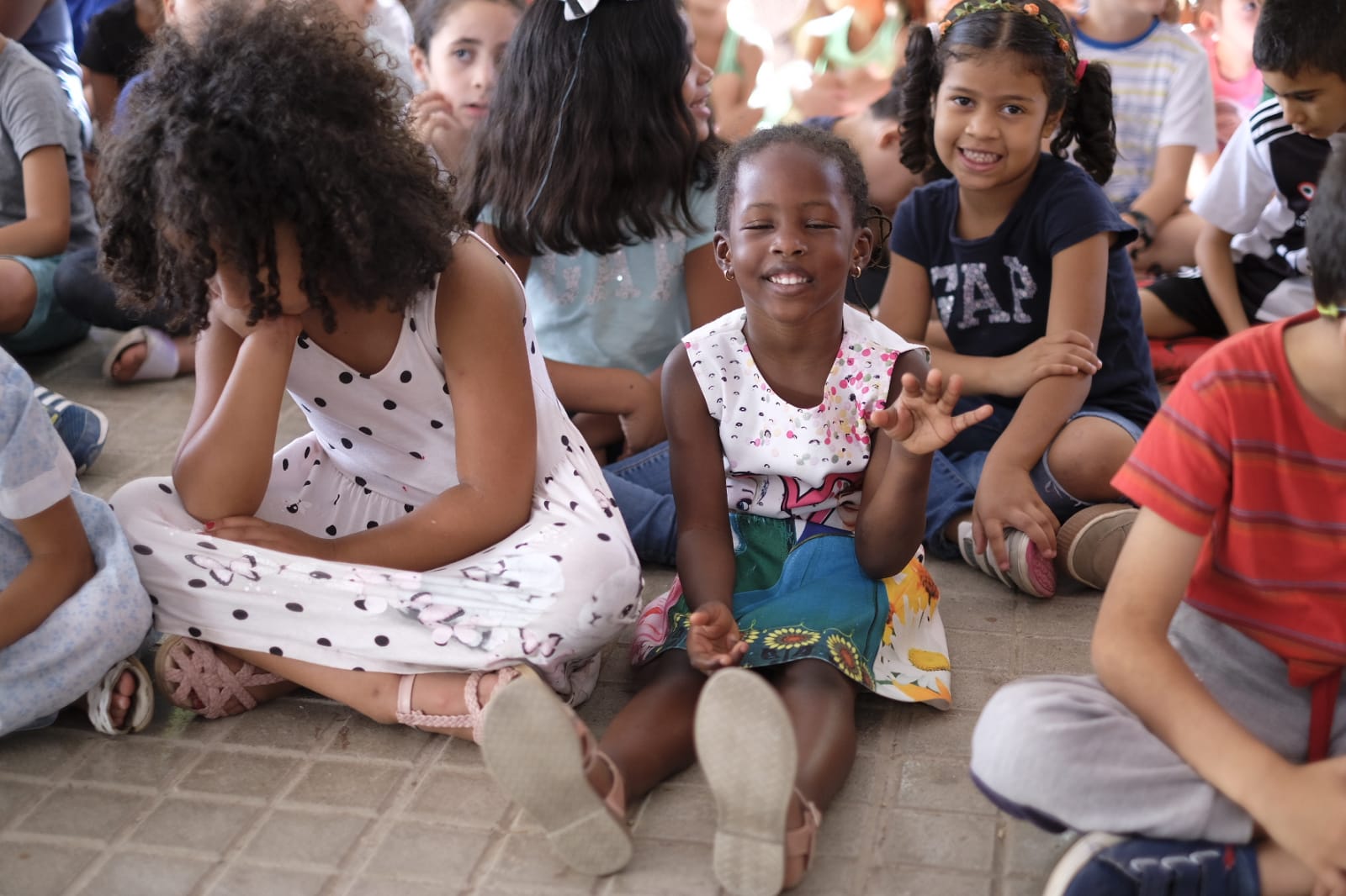 Este proyecto socioeducativo, lúdico y cultural se desarrolla en el colegio Juan Ramón Jiménez. En él los menores disfrutan de actividades culturales, excursiones, piscina, juegos, dinámicas y otras propuestas orientadas al disfrute y bienestar en los días de verano, y al desarrollo de sus habilidades y de valores cívicos y sociales.