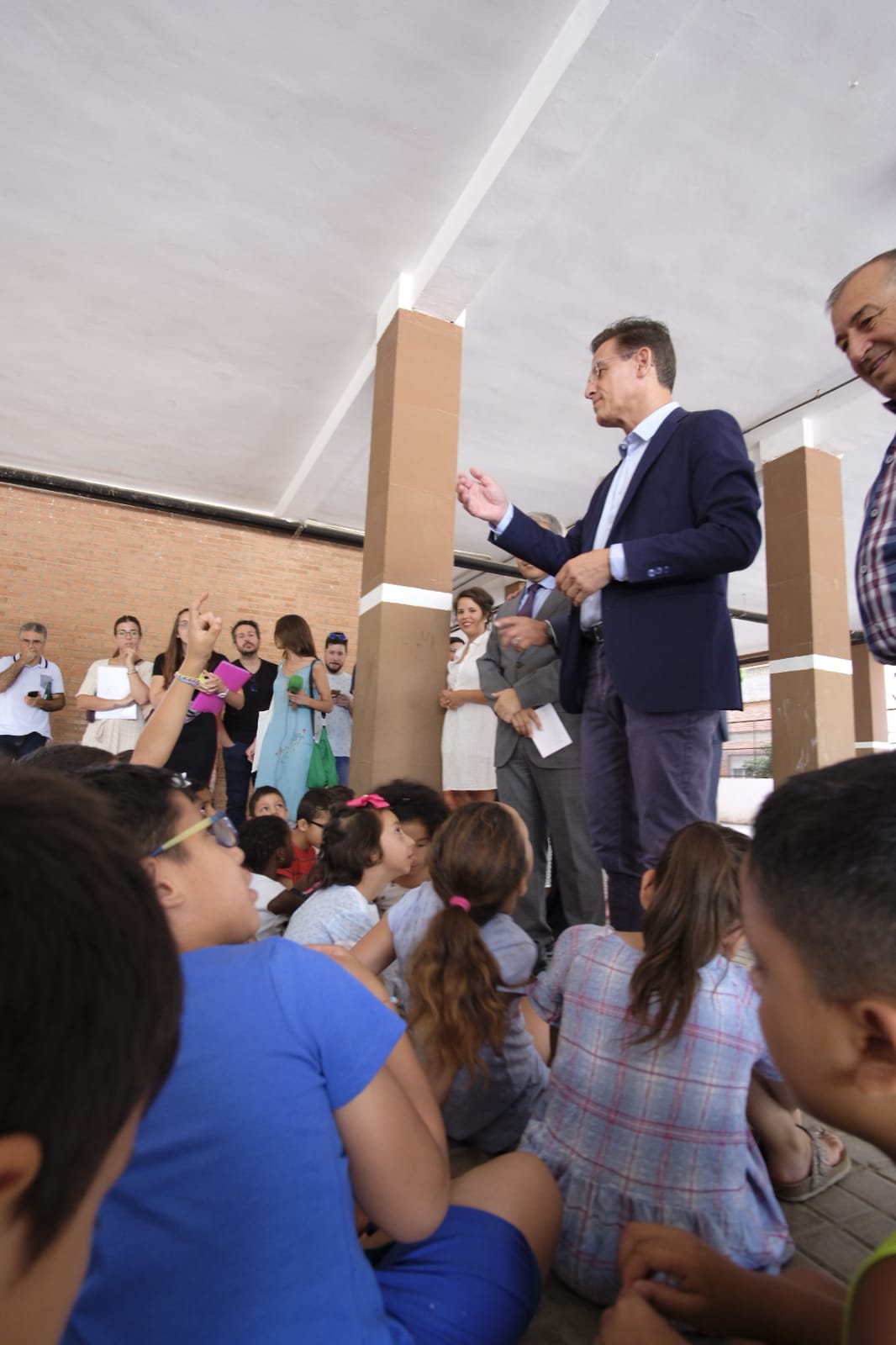 Este proyecto socioeducativo, lúdico y cultural se desarrolla en el colegio Juan Ramón Jiménez. En él los menores disfrutan de actividades culturales, excursiones, piscina, juegos, dinámicas y otras propuestas orientadas al disfrute y bienestar en los días de verano, y al desarrollo de sus habilidades y de valores cívicos y sociales.