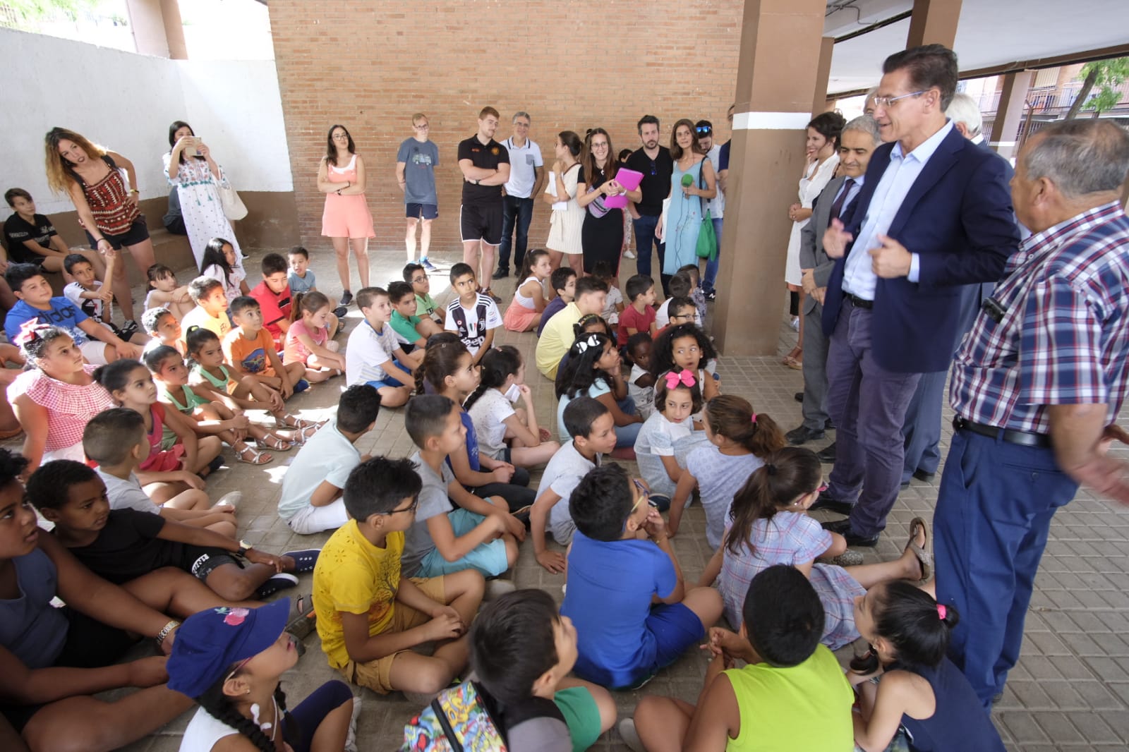Este proyecto socioeducativo, lúdico y cultural se desarrolla en el colegio Juan Ramón Jiménez. En él los menores disfrutan de actividades culturales, excursiones, piscina, juegos, dinámicas y otras propuestas orientadas al disfrute y bienestar en los días de verano, y al desarrollo de sus habilidades y de valores cívicos y sociales.