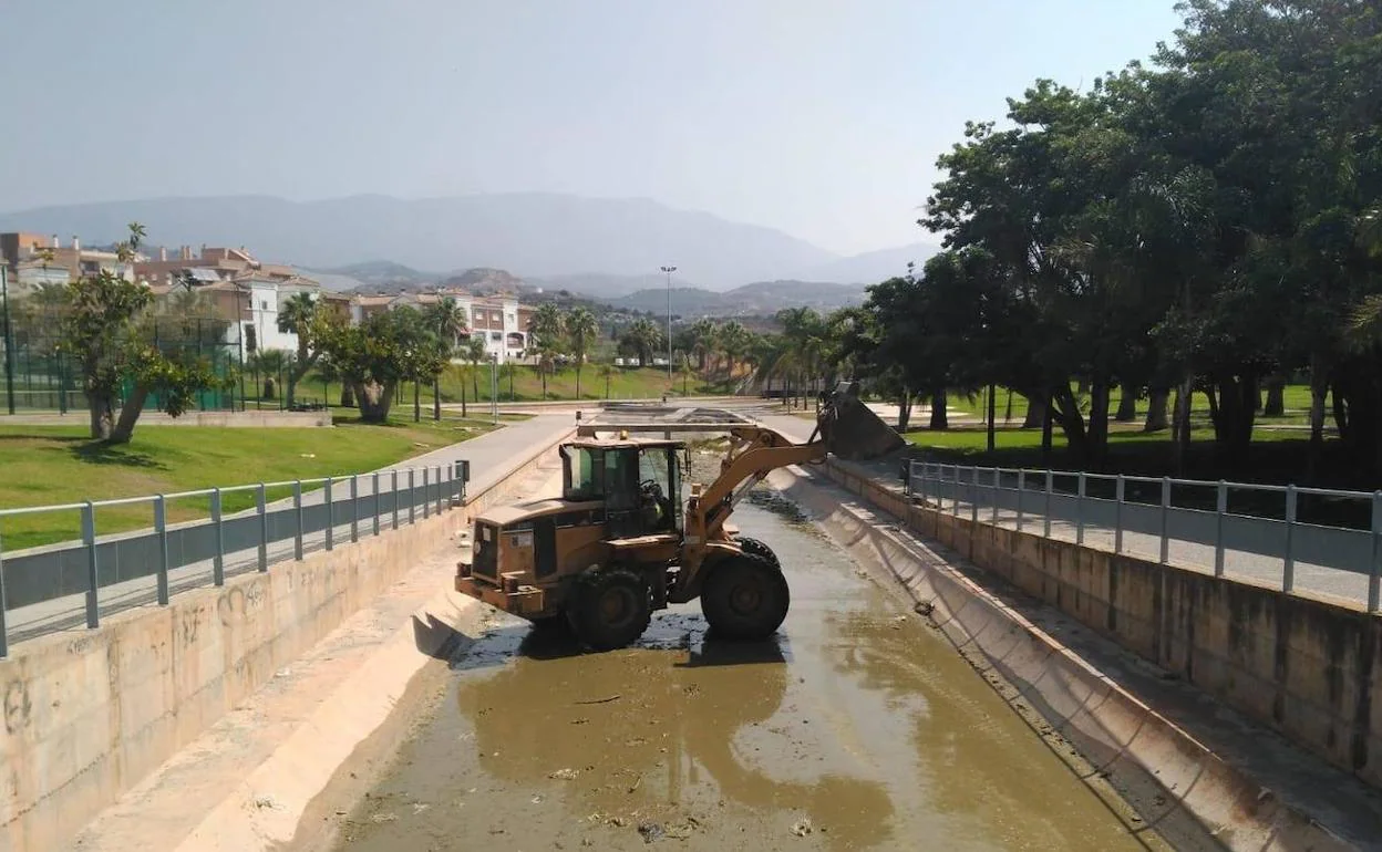 La maquinaria limpiaba hoy la rambla del parque