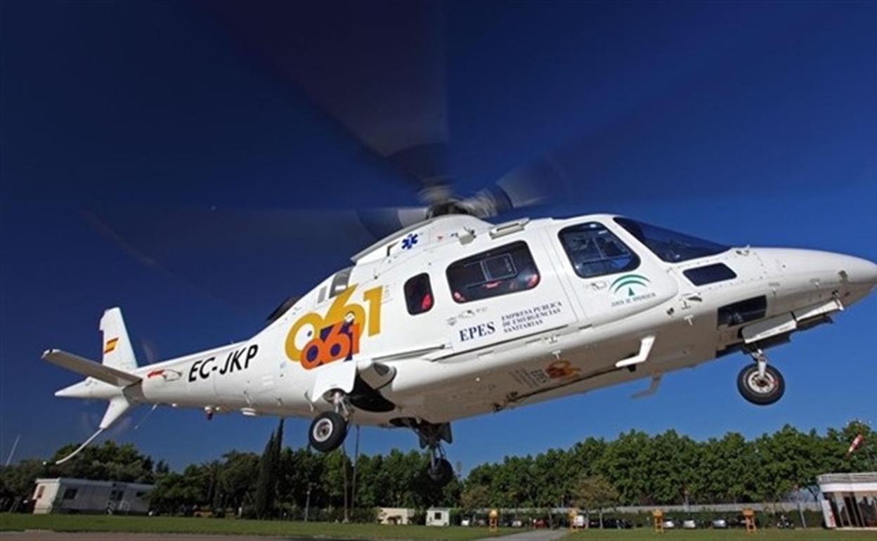 Complicado rescate en Granada: un helicóptero recoge a una niña y una joven en una zona de rocas