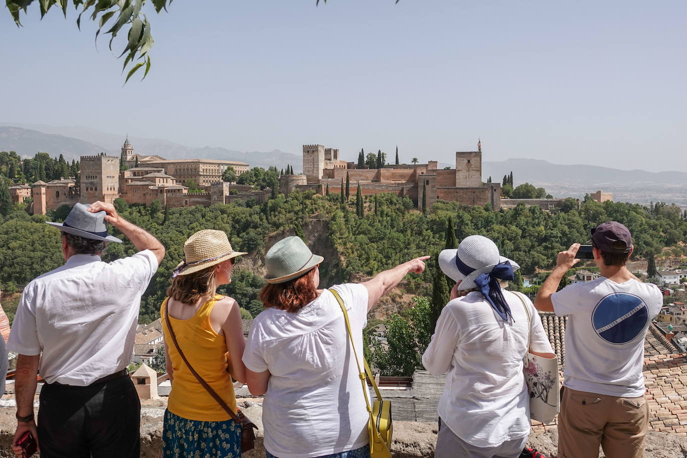 3. Dar un paseo por el Albaicín y asomarse al Mirador de San Nicolás. El barrio del Albaicín fue declarado Patrimonio Mundial por la UNESCO en 1994 y tiene multitud de rincones con encanto escondidos entre sus calles. Una vez allí, es casi obligatorio asomarse al Mirador de San Nicolás para disfrutar de una panorámica de la Alhambra. Desde aquí Bill Clinton dijo que había disfrutado de "la más bella puesta de sol del mundo".