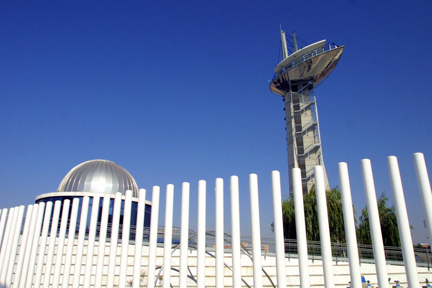 5. Visitar el Parque de las Ciencias. En este museo de ciencia interactivo se puede aprender sobre física, astromonía y cuerpo humano entre otros temas. Además cada año alberga diferentes exposiciones temporales, y en su Biodomo se pueden observar diferentes especies animales.