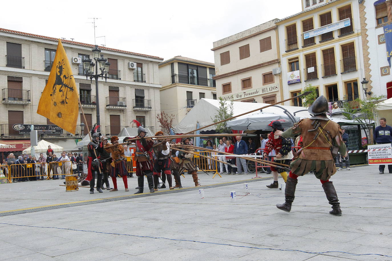 10. Acudir a la fiesta de las Capitulaciones de Santa Fe. El 17 de abril de 1492 los Reyes Católicos firmaron el documento conocido como 'Las Capitulaciones de Santa Fe', que permitió a Cristóbal Colón emprender su viaje rumbo al Descubrimiento de América. Para conmemorar este hecho en el municipio se organizan visitas teatralizadas y todo tipo de actividades: pasacalles, cuentacuentos, ciclos de música... En 2009 estas celebraciones fueron elegidas como Fiestas de Interés Andaluz.