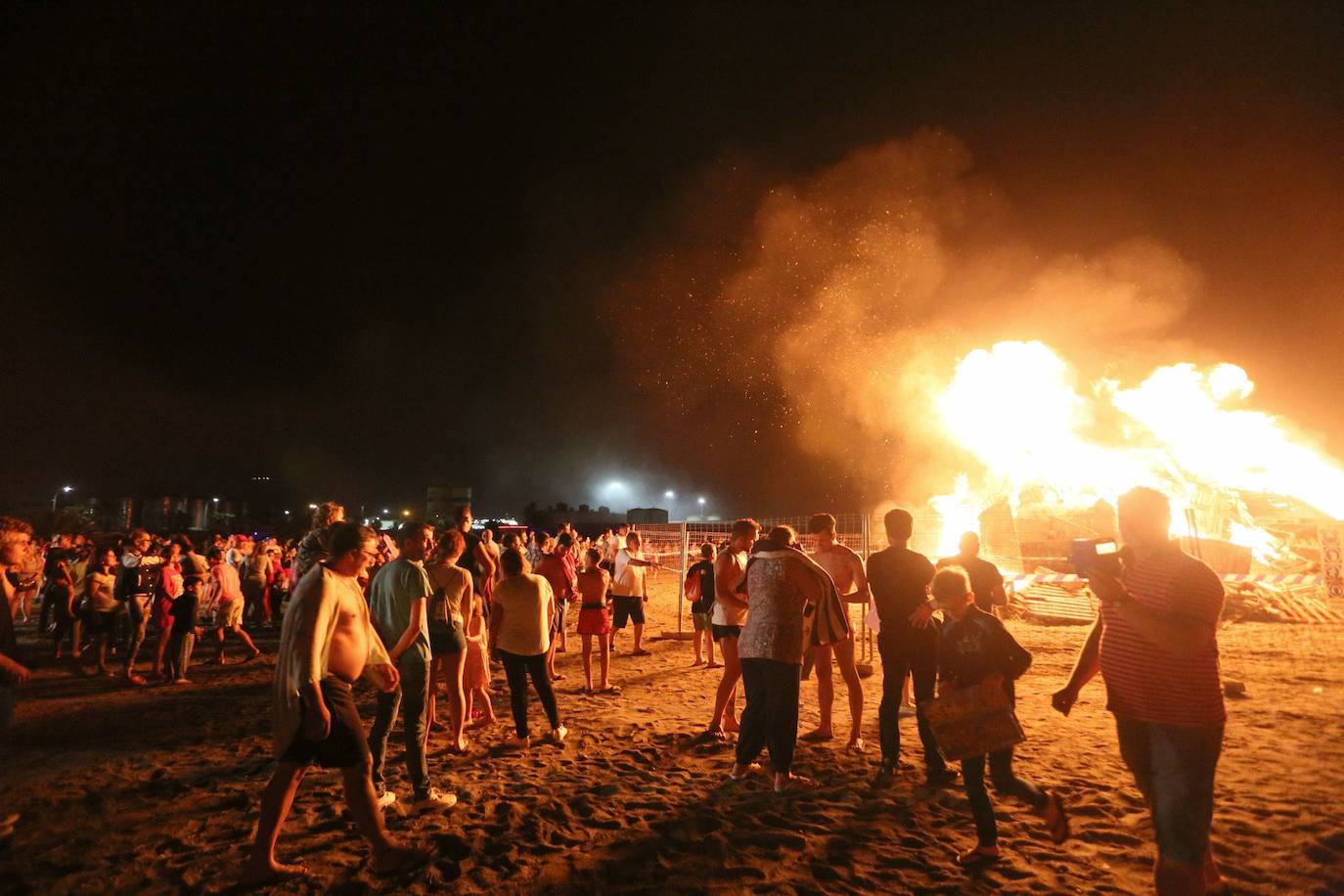 11. Celebrar la Noche de San Juan en la Costa Tropical. Diversos municipios de la costa granadina organizan hogueras en las playas durante la Noche de San Juan. 