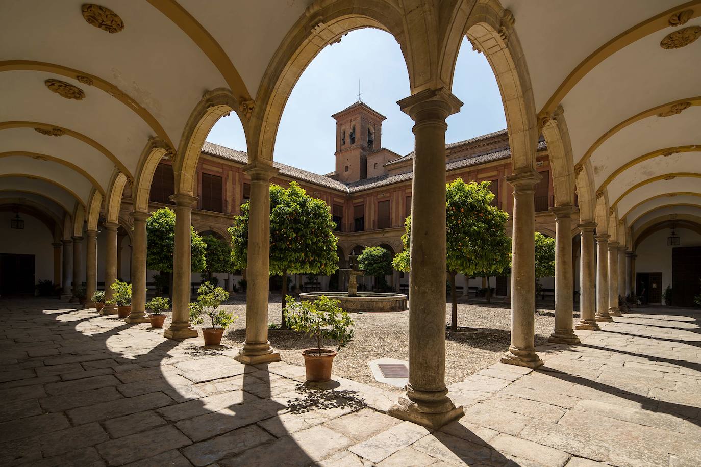 16. Subir a la Abadía del Sacromonte. Situada en el Monte de Valparaíso, la abadía tiene 400 años de historia y en ella se puede visitar el Claustro, la Colegiata, las Santas Cuevas y una exposición permanente.
