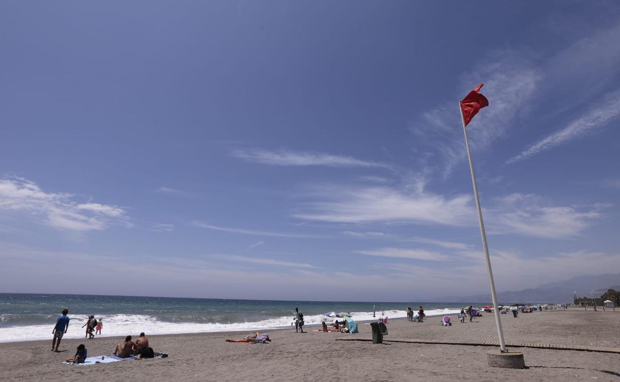 Playas de Granada: atención, viernes de bandera roja