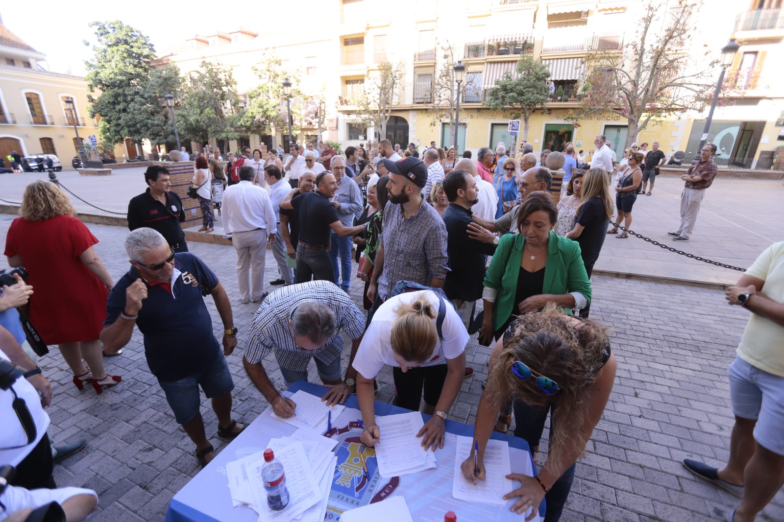 Fotos: Motrileños y visitantes se plantan contra la prohibición de aparcar en la arena