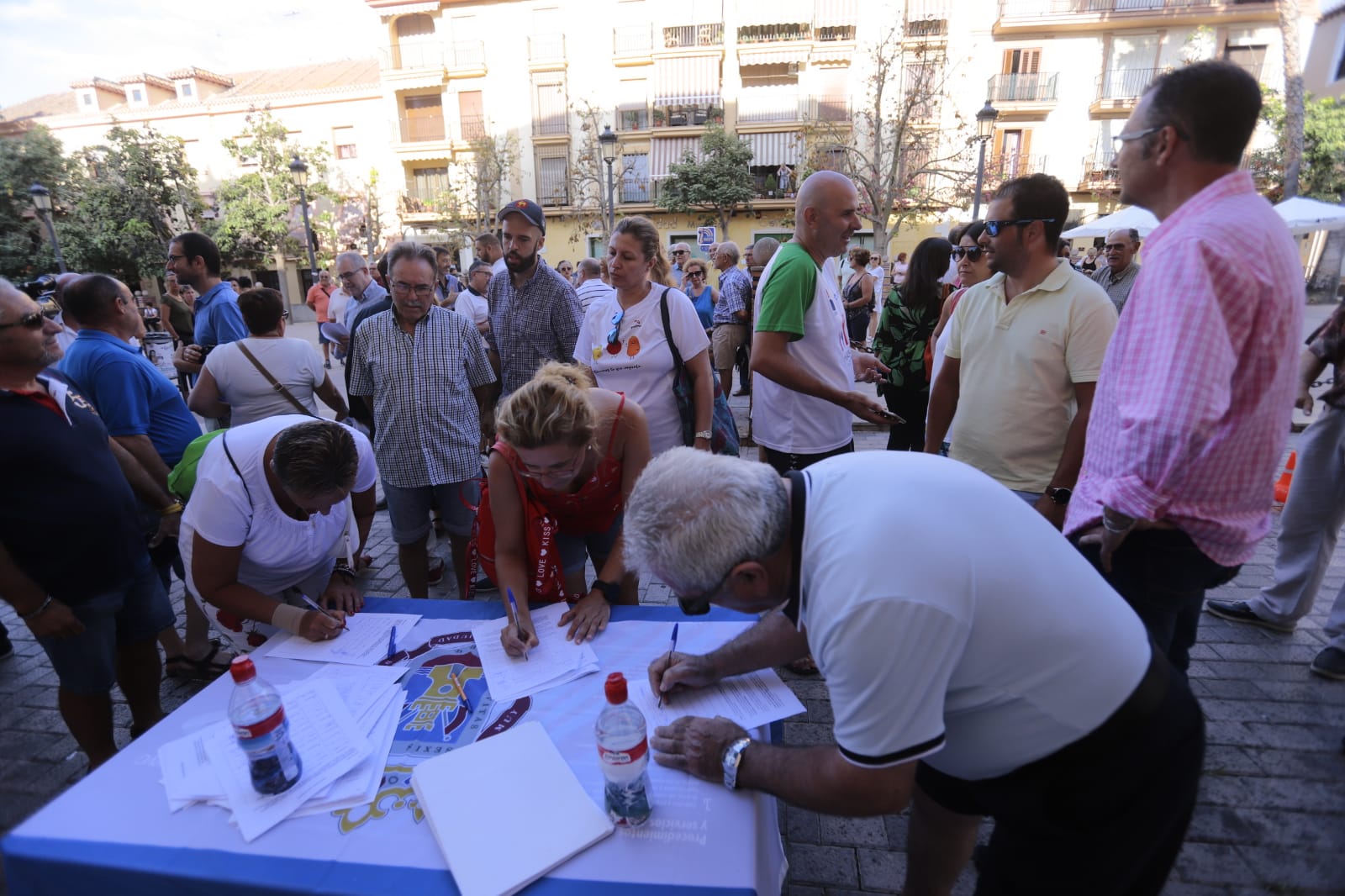 Fotos: Motrileños y visitantes se plantan contra la prohibición de aparcar en la arena