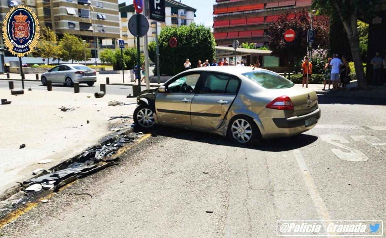 Suceso en Granada | Destroza el coche en un accidente y sale ileso