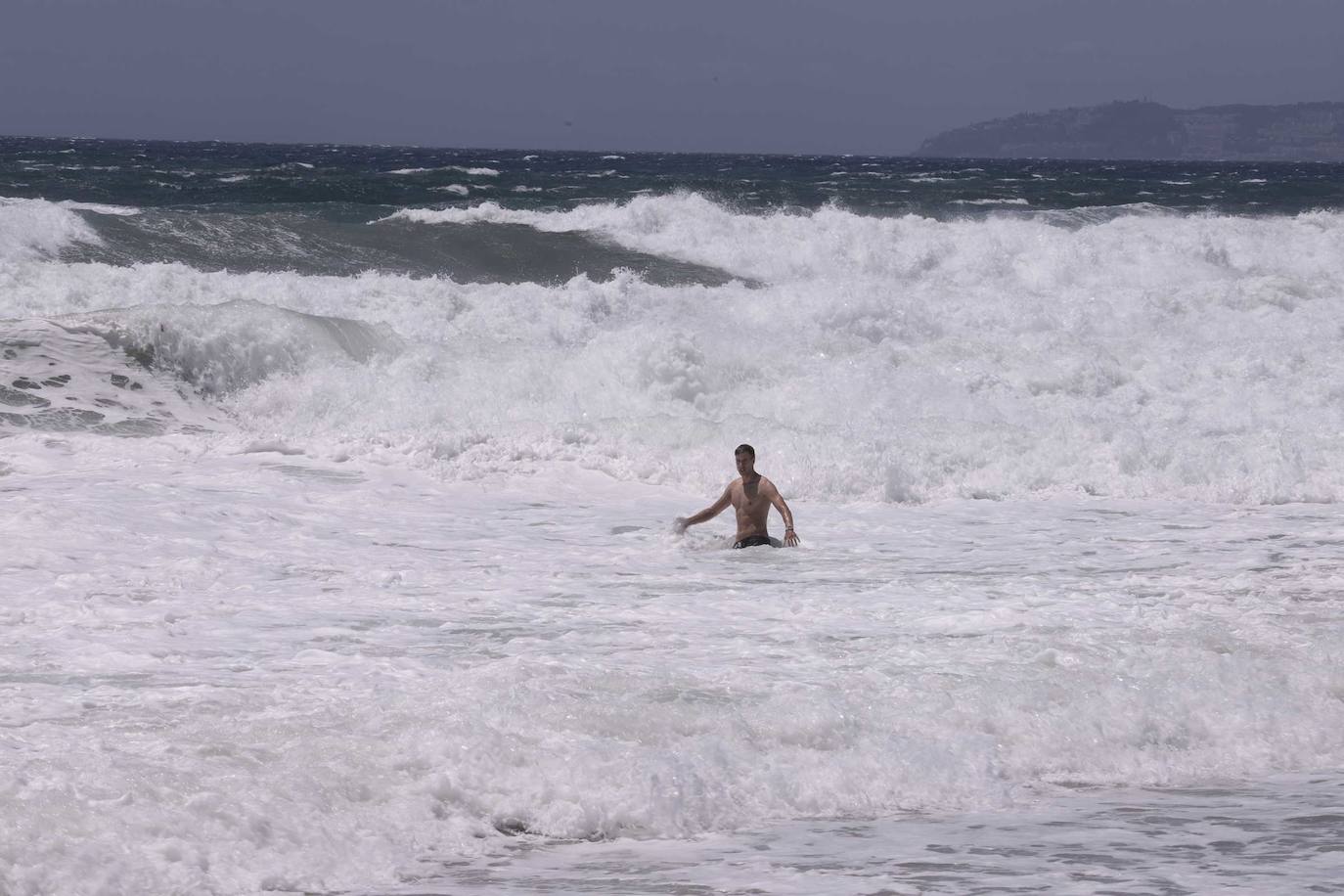 Poniente regresa y hace de las suyas en la Costa. Reaparece el escalón de arena en Playa Granada y las principales playas izan la bandera roja