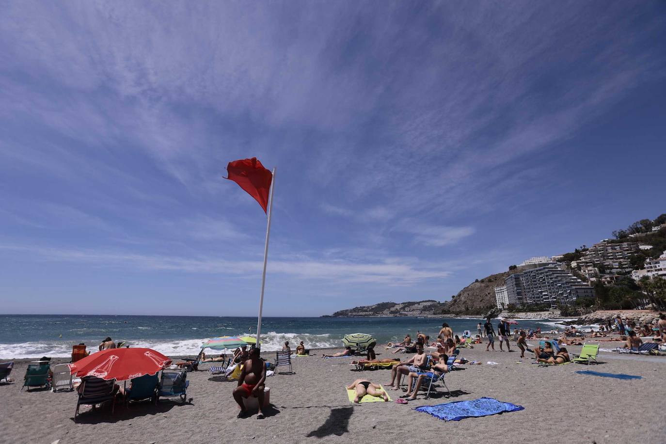 Poniente regresa y hace de las suyas en la Costa. Reaparece el escalón de arena en Playa Granada y las principales playas izan la bandera roja