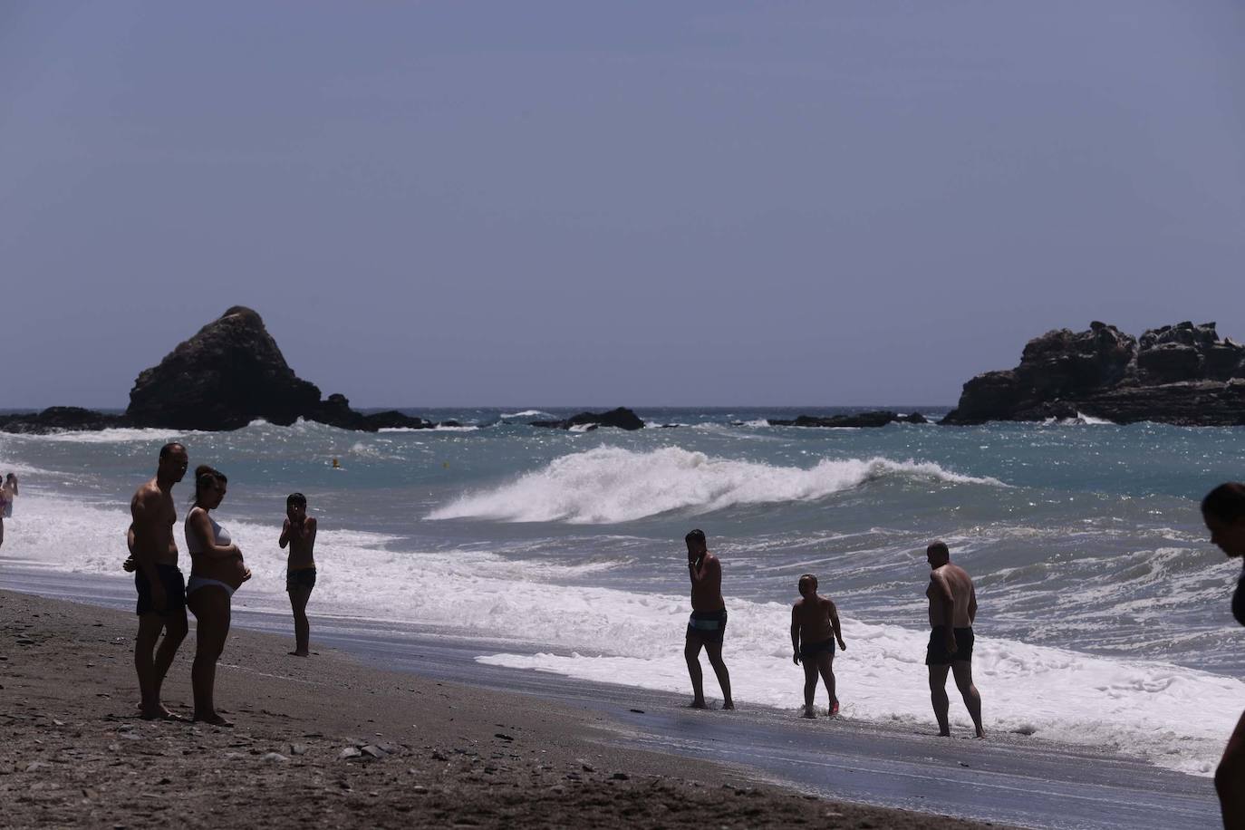 Poniente regresa y hace de las suyas en la Costa. Reaparece el escalón de arena en Playa Granada y las principales playas izan la bandera roja