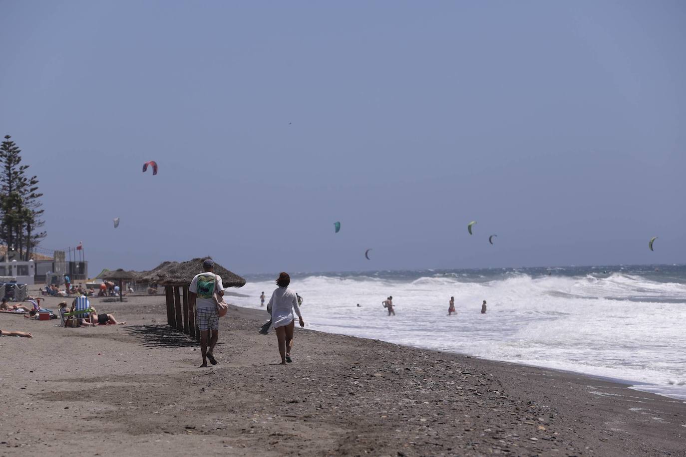 Poniente regresa y hace de las suyas en la Costa. Reaparece el escalón de arena en Playa Granada y las principales playas izan la bandera roja