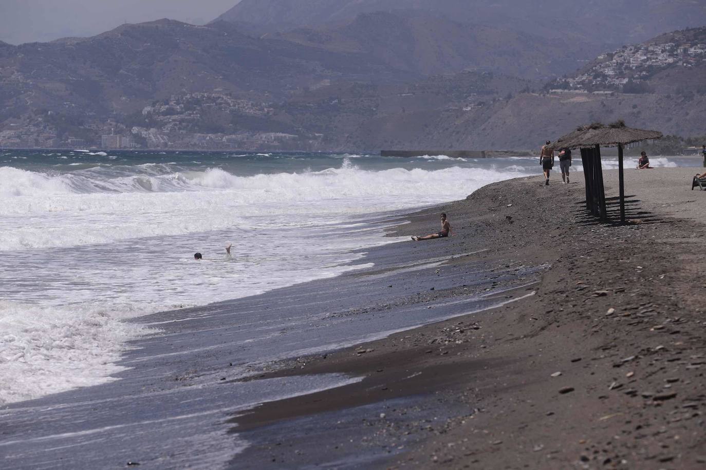 Poniente regresa y hace de las suyas en la Costa. Reaparece el escalón de arena en Playa Granada y las principales playas izan la bandera roja