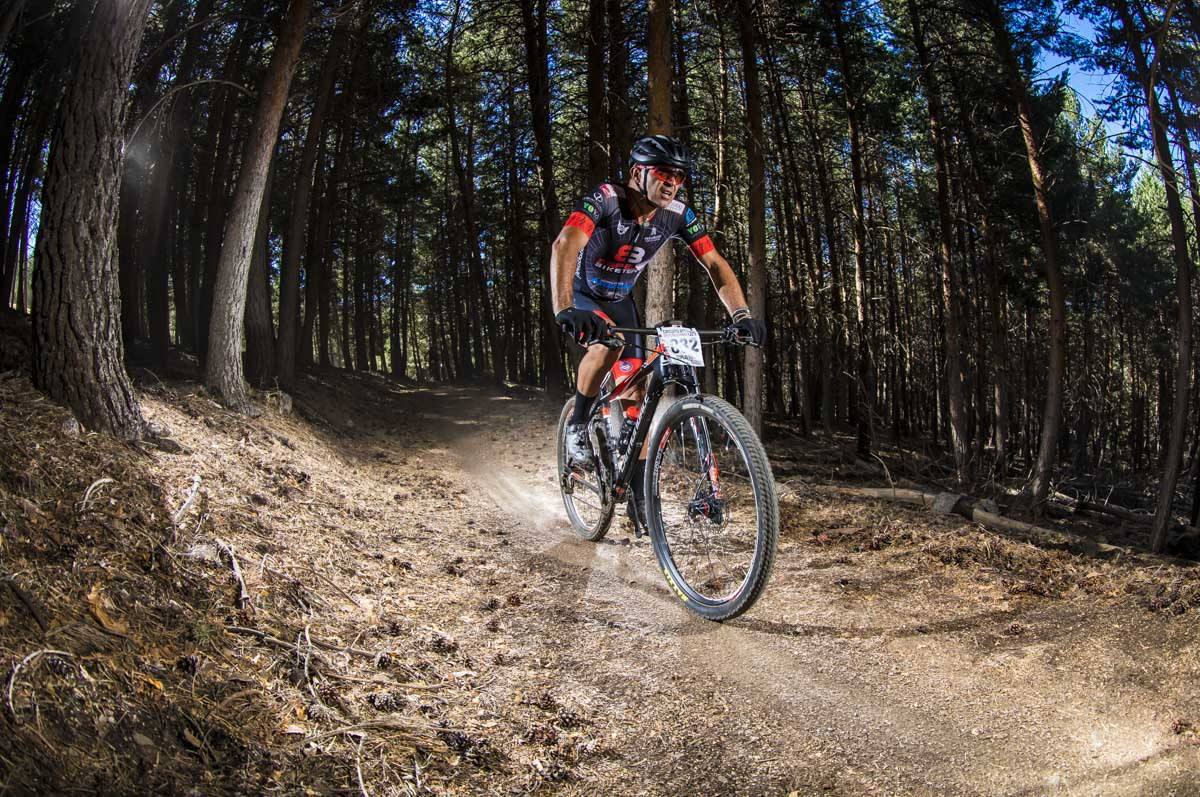 Ciclistas de todas las provincias andaluzas probaron su habilidad con la bicicleta en las curvas, subidas y descensos del circuito de Sierra Nevada