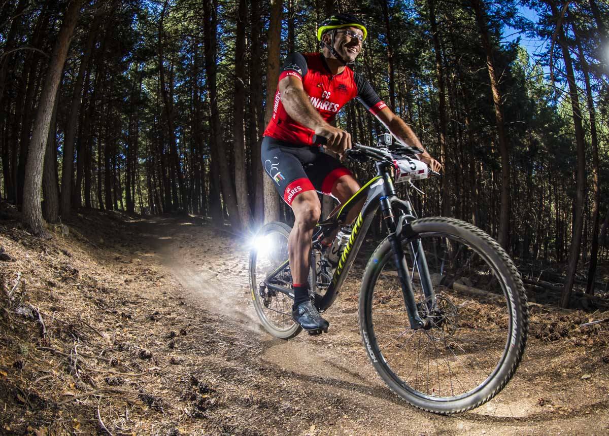 Ciclistas de todas las provincias andaluzas probaron su habilidad con la bicicleta en las curvas, subidas y descensos del circuito de Sierra Nevada