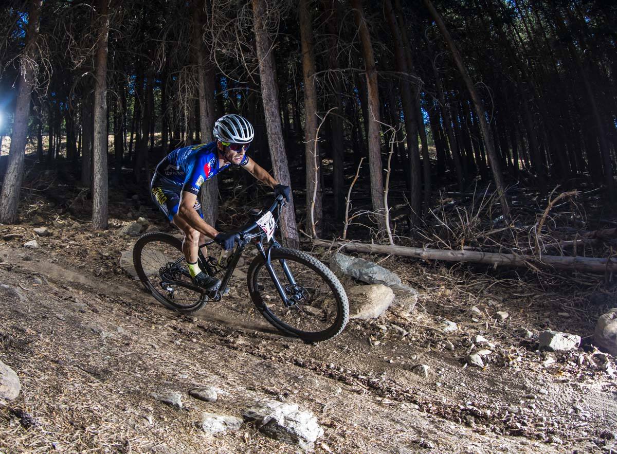 Ciclistas de todas las provincias andaluzas probaron su habilidad con la bicicleta en las curvas, subidas y descensos del circuito de Sierra Nevada
