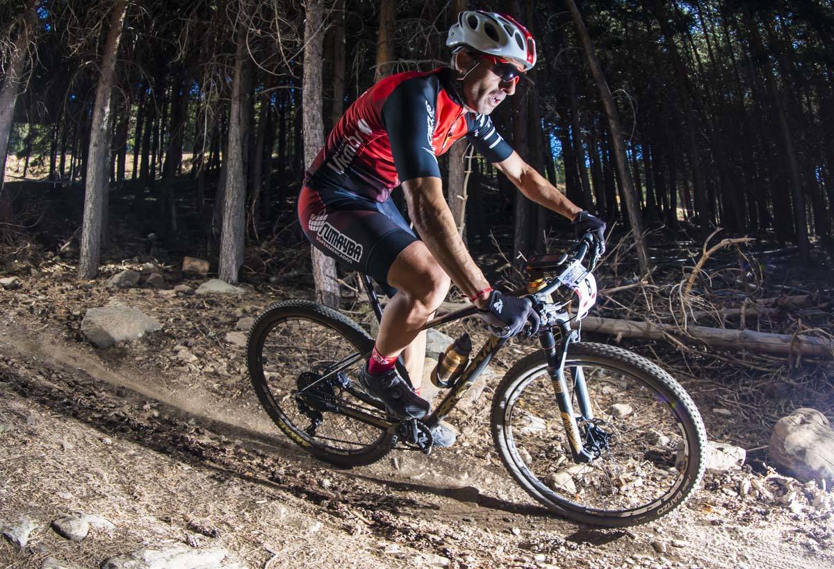 Ciclistas de todas las provincias andaluzas probaron su habilidad con la bicicleta en las curvas, subidas y descensos del circuito de Sierra Nevada