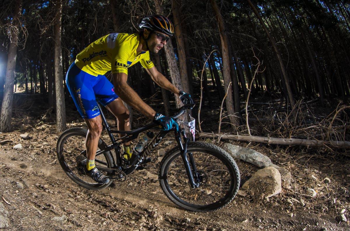 Ciclistas de todas las provincias andaluzas probaron su habilidad con la bicicleta en las curvas, subidas y descensos del circuito de Sierra Nevada