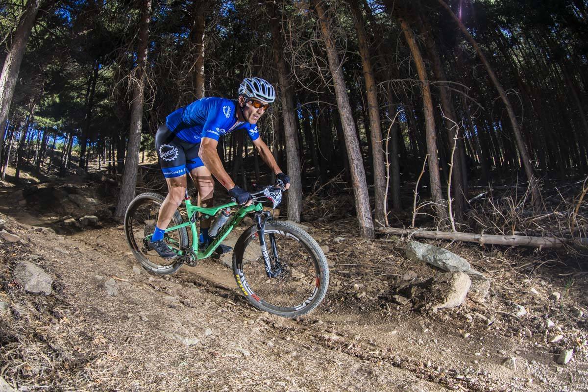 Ciclistas de todas las provincias andaluzas probaron su habilidad con la bicicleta en las curvas, subidas y descensos del circuito de Sierra Nevada