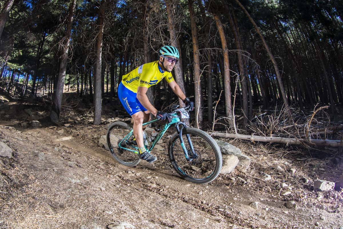 Ciclistas de todas las provincias andaluzas probaron su habilidad con la bicicleta en las curvas, subidas y descensos del circuito de Sierra Nevada