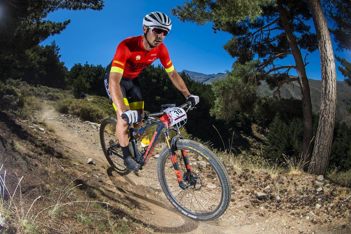Ciclistas de todas las provincias andaluzas probaron su habilidad con la bicicleta en las curvas, subidas y descensos del circuito de Sierra Nevada