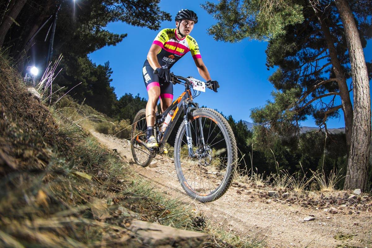 Ciclistas de todas las provincias andaluzas probaron su habilidad con la bicicleta en las curvas, subidas y descensos del circuito de Sierra Nevada