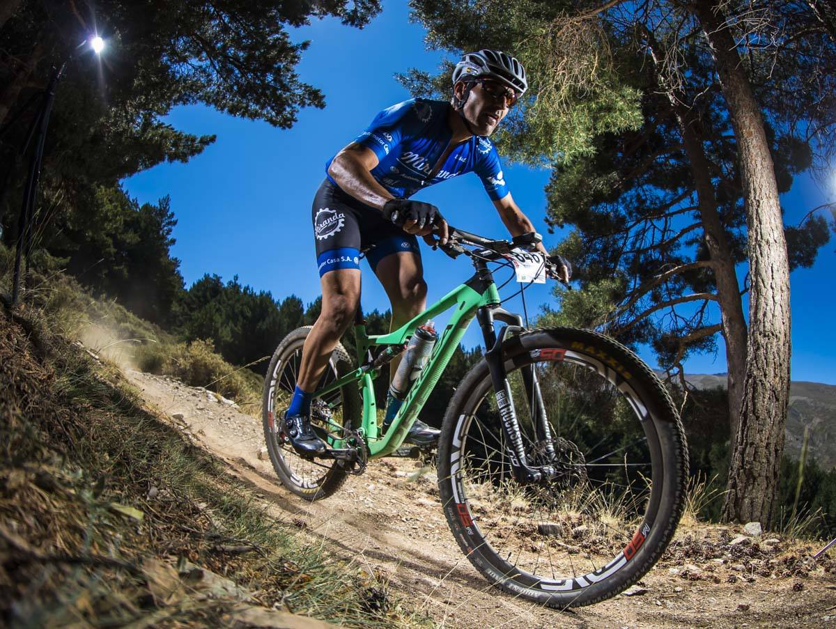 Ciclistas de todas las provincias andaluzas probaron su habilidad con la bicicleta en las curvas, subidas y descensos del circuito de Sierra Nevada