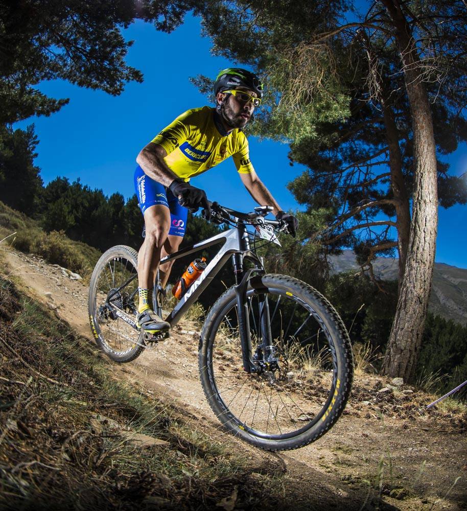 Ciclistas de todas las provincias andaluzas probaron su habilidad con la bicicleta en las curvas, subidas y descensos del circuito de Sierra Nevada