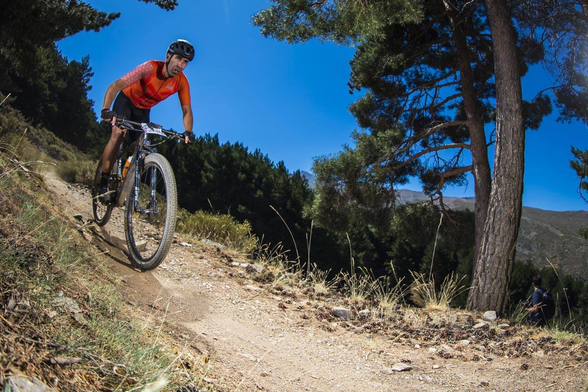 Ciclistas de todas las provincias andaluzas probaron su habilidad con la bicicleta en las curvas, subidas y descensos del circuito de Sierra Nevada
