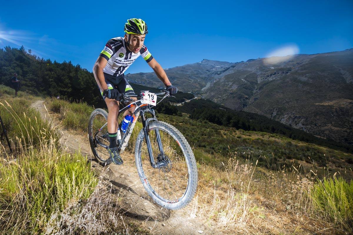 Ciclistas de todas las provincias andaluzas probaron su habilidad con la bicicleta en las curvas, subidas y descensos del circuito de Sierra Nevada