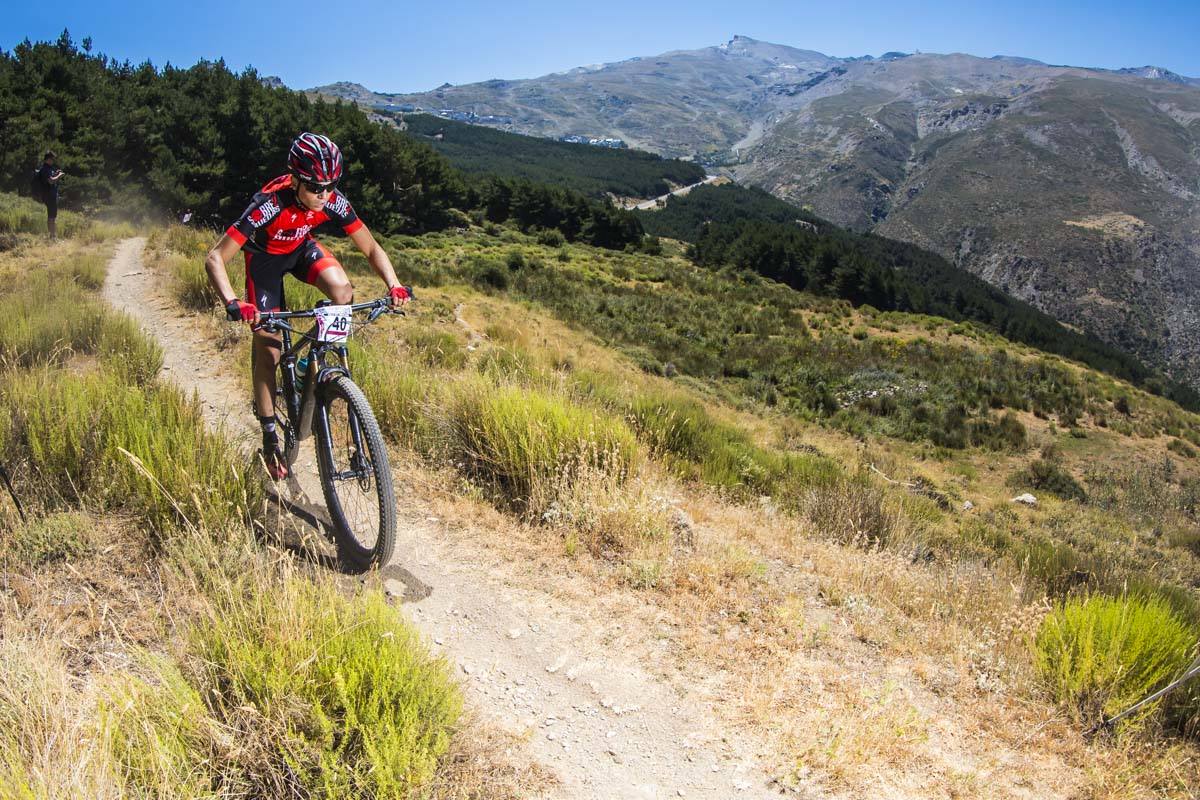Ciclistas de todas las provincias andaluzas probaron su habilidad con la bicicleta en las curvas, subidas y descensos del circuito de Sierra Nevada