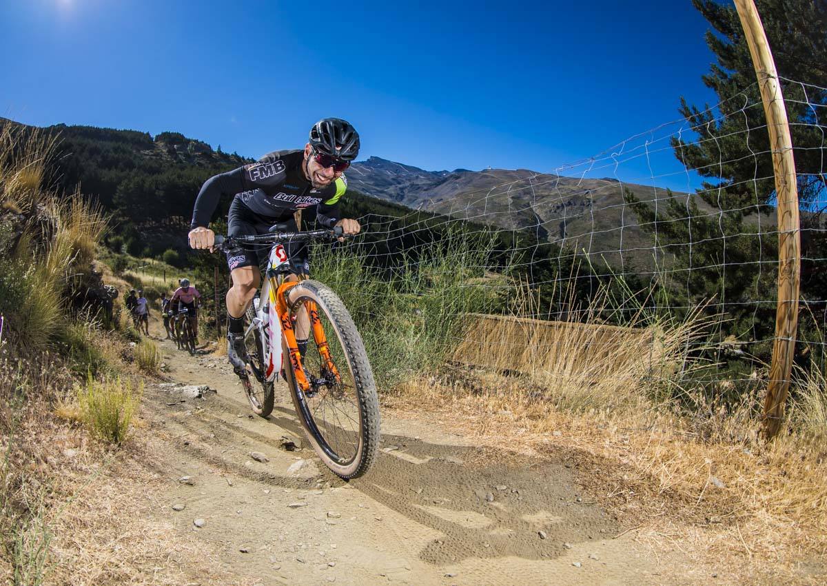 Ciclistas de todas las provincias andaluzas probaron su habilidad con la bicicleta en las curvas, subidas y descensos del circuito de Sierra Nevada