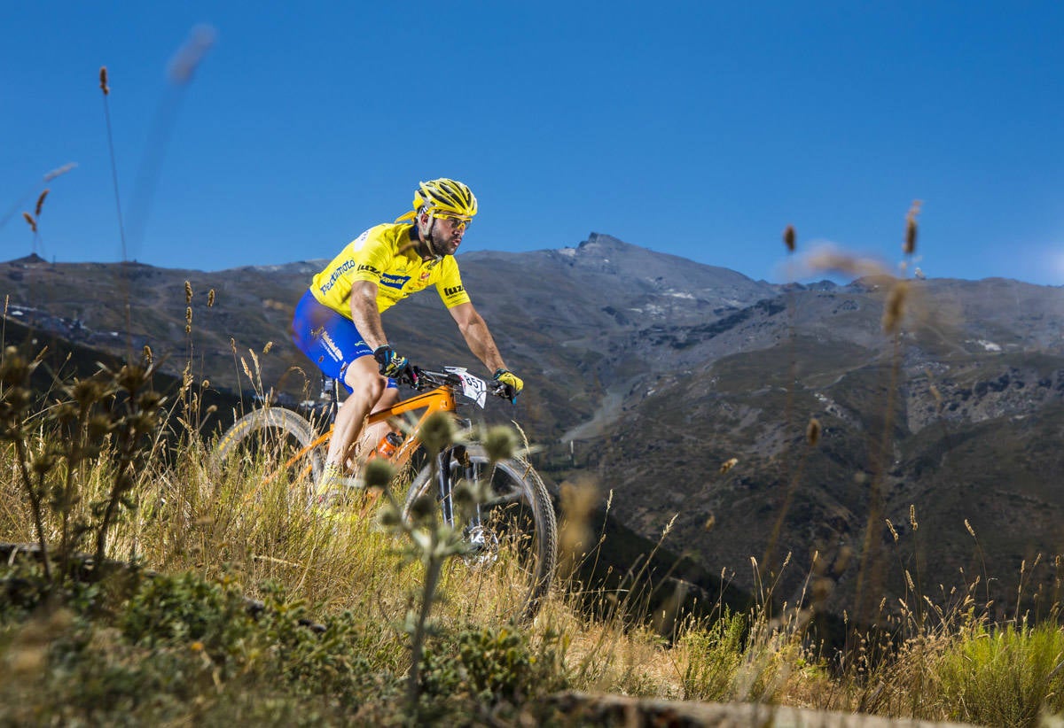 Ciclistas de todas las provincias andaluzas probaron su habilidad con la bicicleta en las curvas, subidas y descensos del circuito de Sierra Nevada