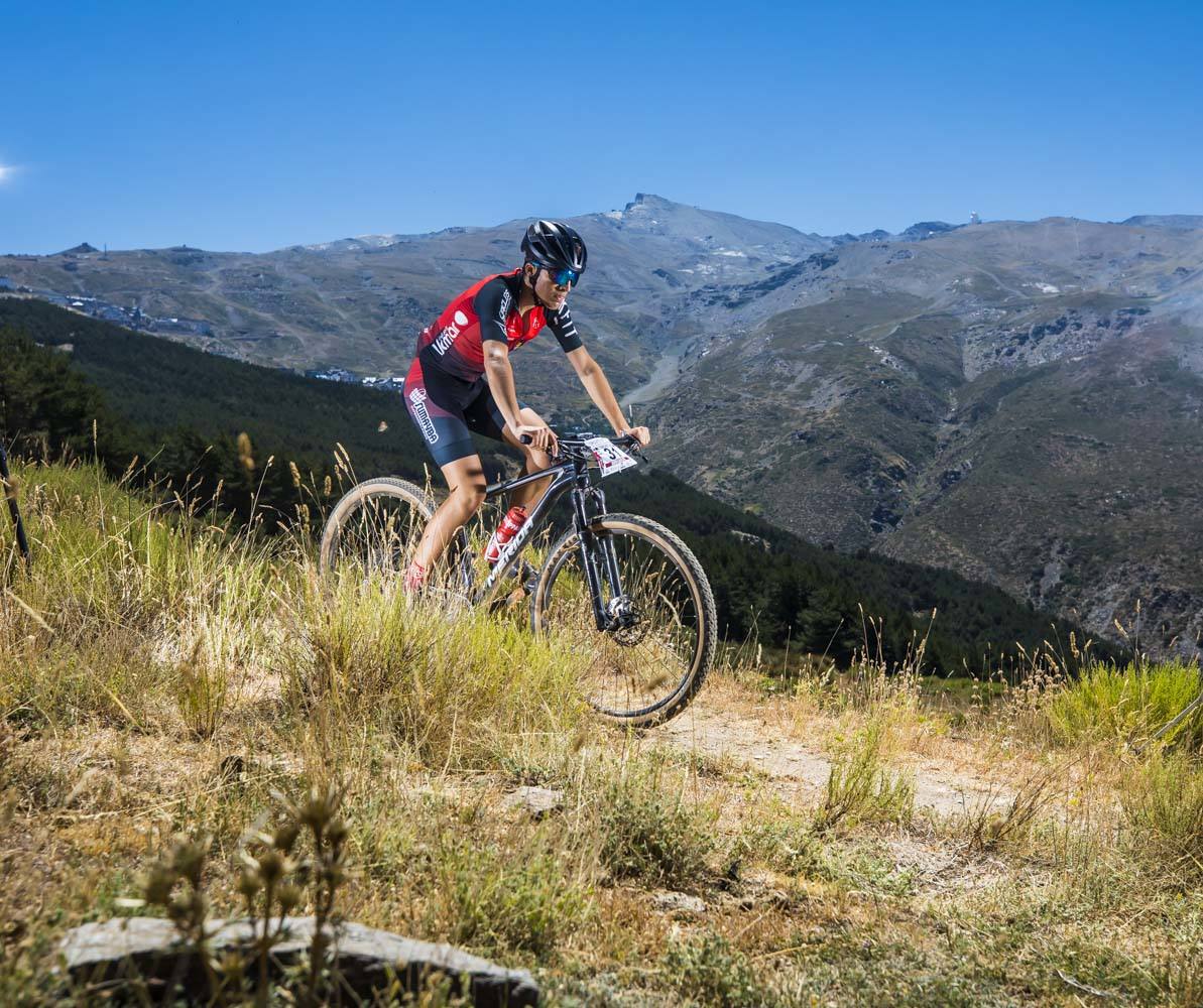 Ciclistas de todas las provincias andaluzas probaron su habilidad con la bicicleta en las curvas, subidas y descensos del circuito de Sierra Nevada