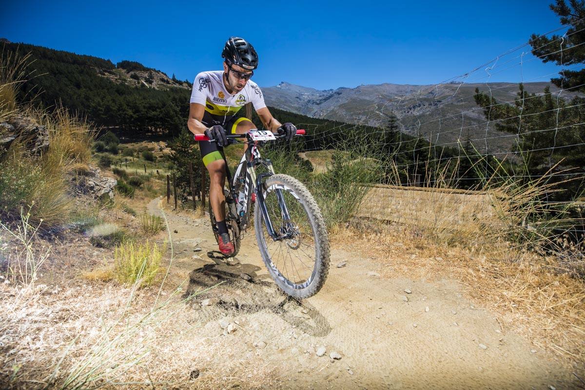 Ciclistas de todas las provincias andaluzas probaron su habilidad con la bicicleta en las curvas, subidas y descensos del circuito de Sierra Nevada