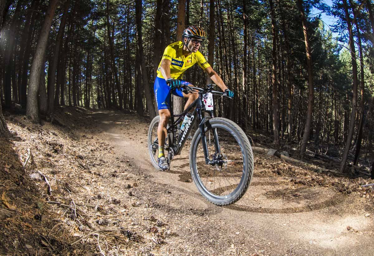 Ciclistas de todas las provincias andaluzas probaron su habilidad con la bicicleta en las curvas, subidas y descensos del circuito de Sierra Nevada