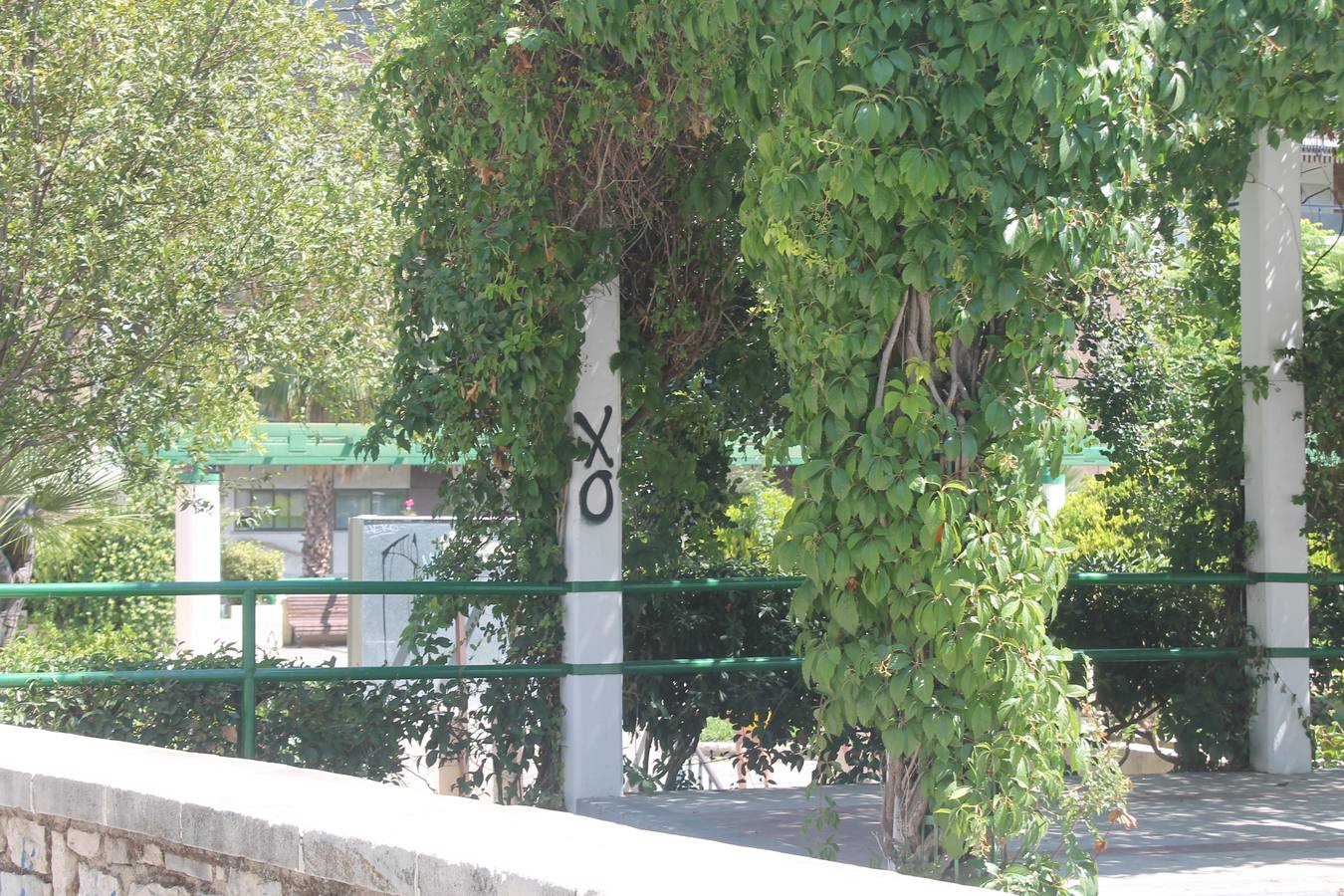 La capital sigue sufriendo de pintadas que ensucian la fachada de edificios y monumentos