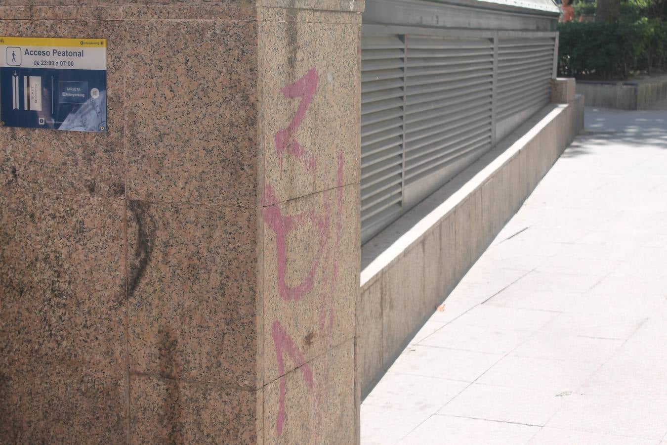 La capital sigue sufriendo de pintadas que ensucian la fachada de edificios y monumentos