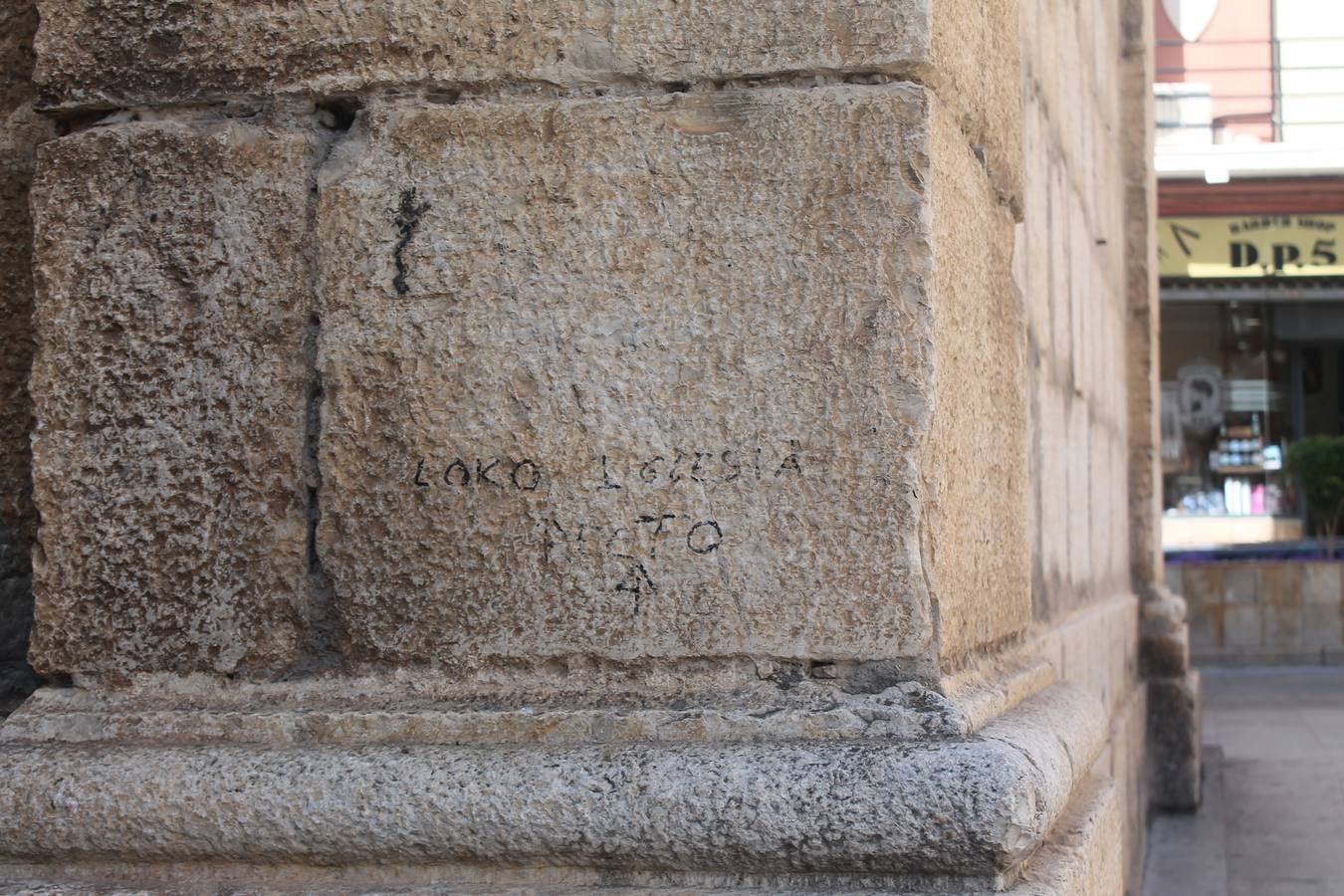 La capital sigue sufriendo de pintadas que ensucian la fachada de edificios y monumentos