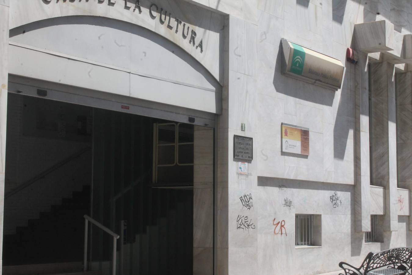 La capital sigue sufriendo de pintadas que ensucian la fachada de edificios y monumentos