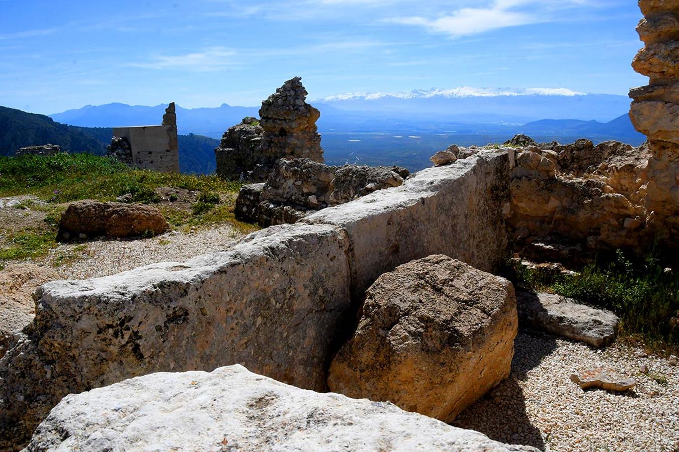 Sobre un inexpugnable picacho se alza el castillo donde los Reyes Católicos mantuvieron al 'infantico' el hijo pequeño de Boabdil. La ruta del Gollizno.