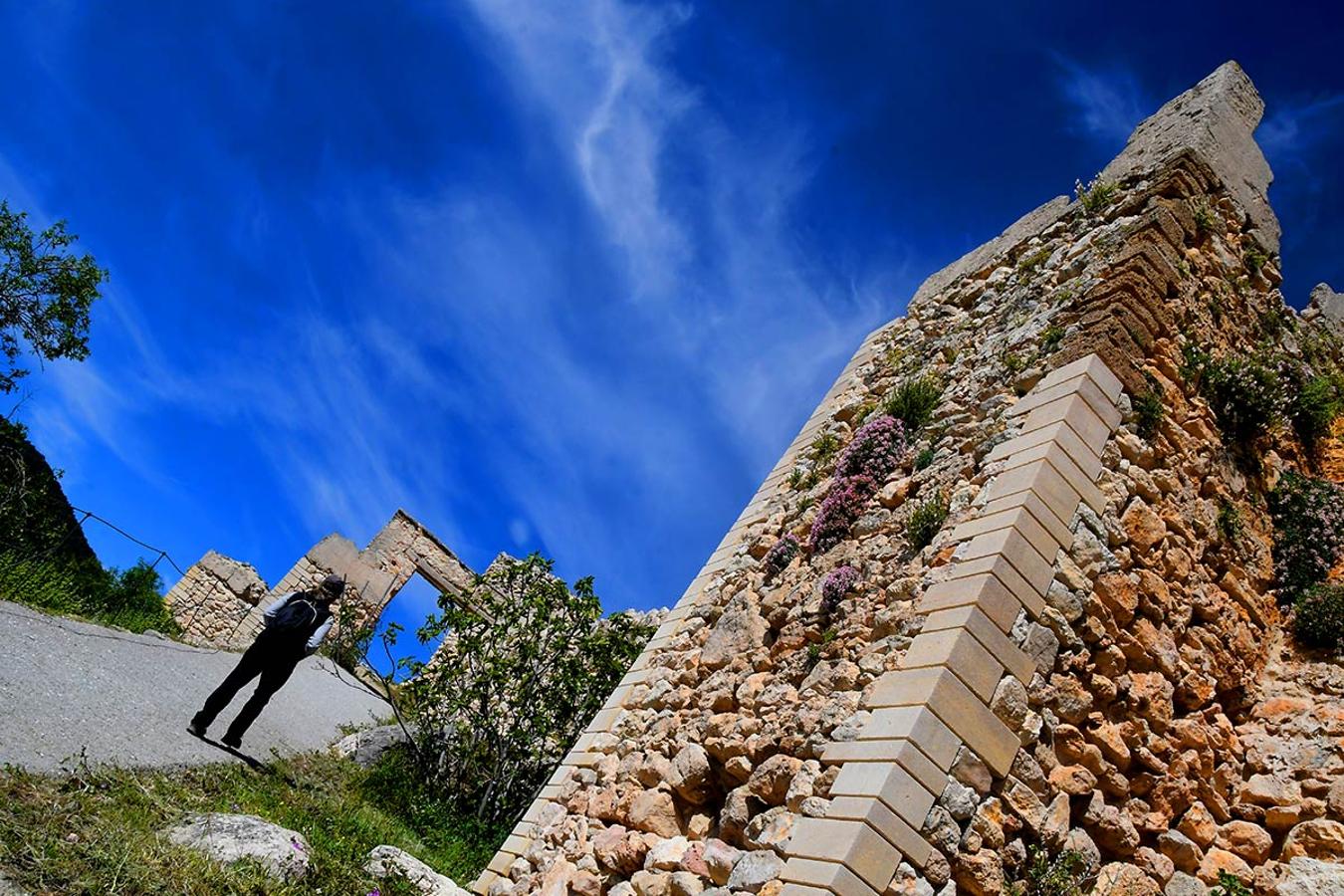 Sobre un inexpugnable picacho se alza el castillo donde los Reyes Católicos mantuvieron al 'infantico' el hijo pequeño de Boabdil. La ruta del Gollizno.