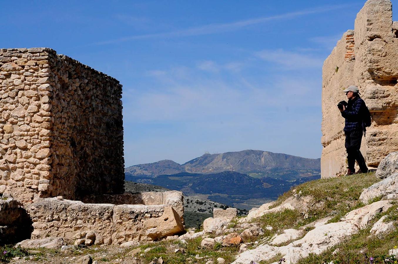 Sobre un inexpugnable picacho se alza el castillo donde los Reyes Católicos mantuvieron al 'infantico' el hijo pequeño de Boabdil. La ruta del Gollizno.