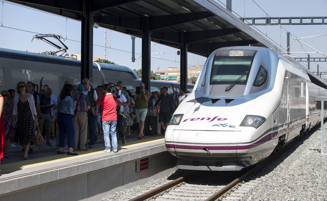 El AVE, a su llegada a Granada.