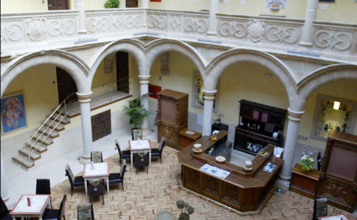 Vista del patio interior del Hotel Palacio de los Salcedo, en Baeza
