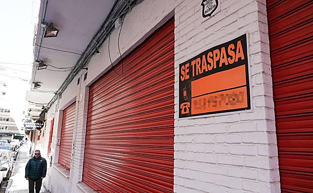 Un local con cartel de traspaso en el centro de la capital.